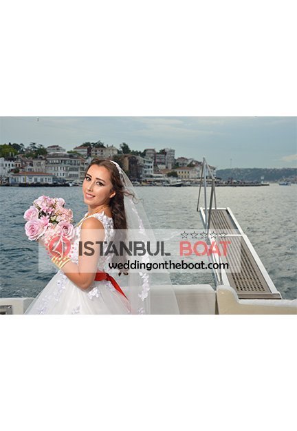 Bosphorus-luxury-yacht-tour